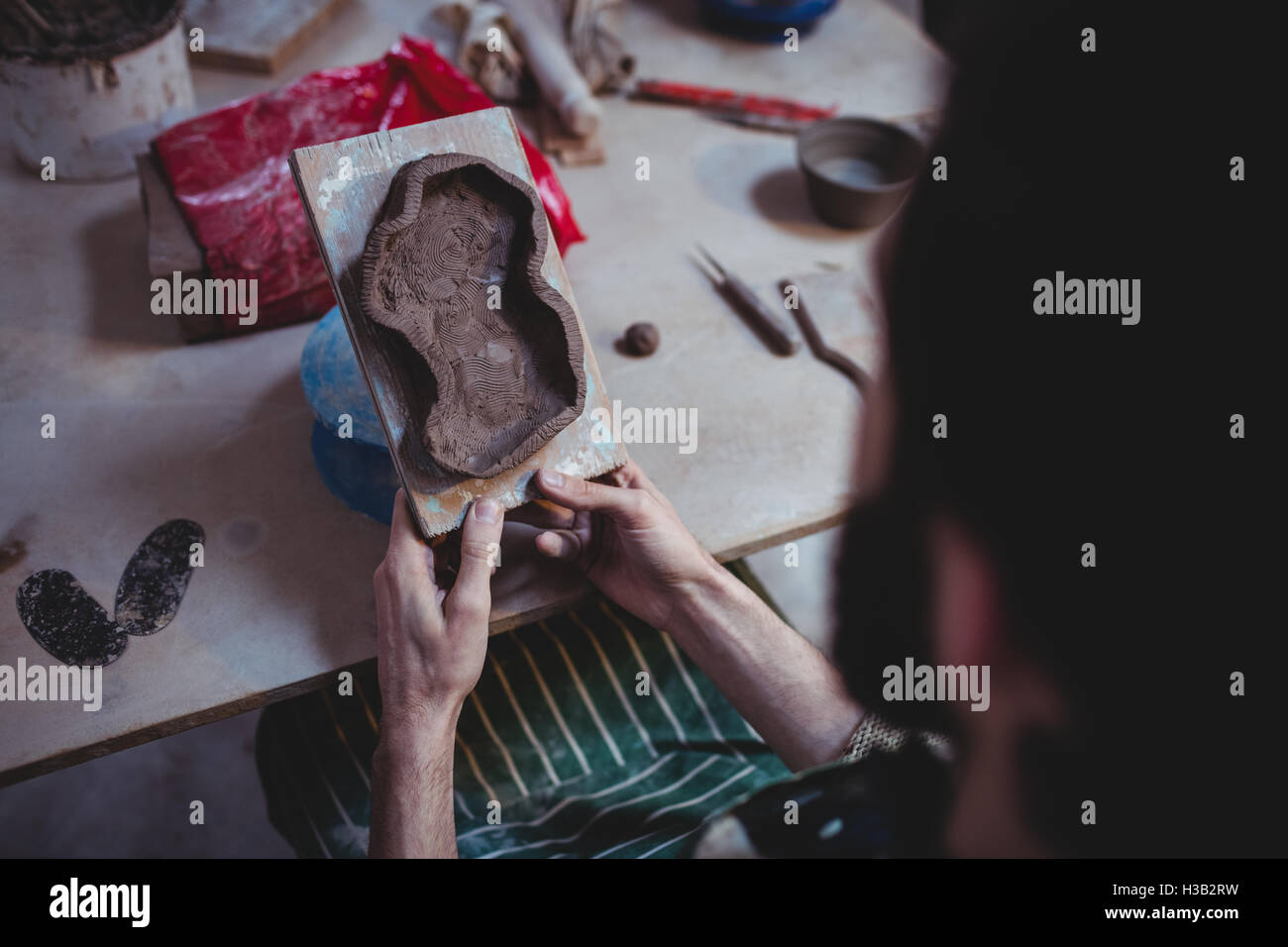 Immagine ritagliata di artigiano azienda scultura in argilla Foto Stock