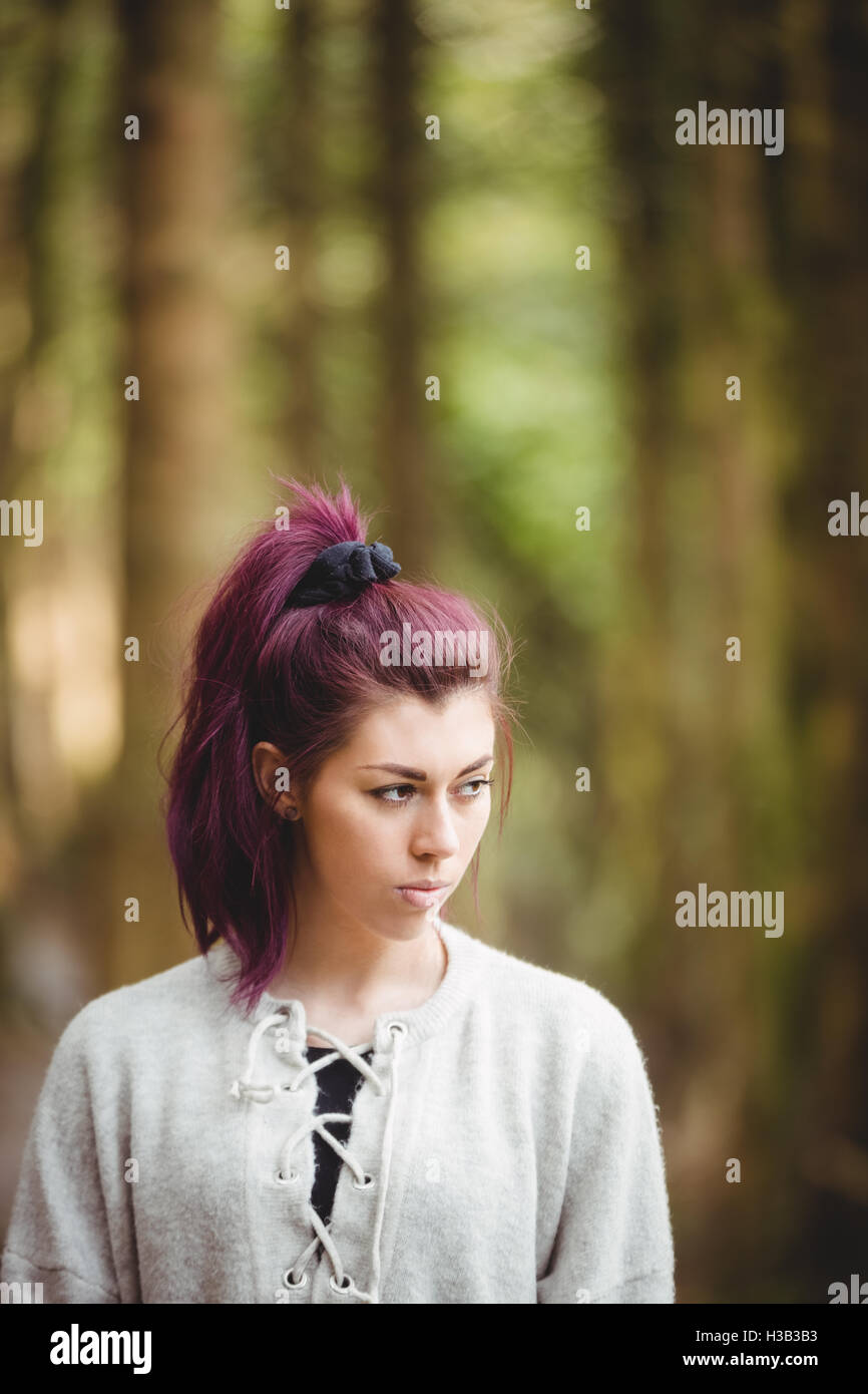 Donna informale in posa Foto Stock