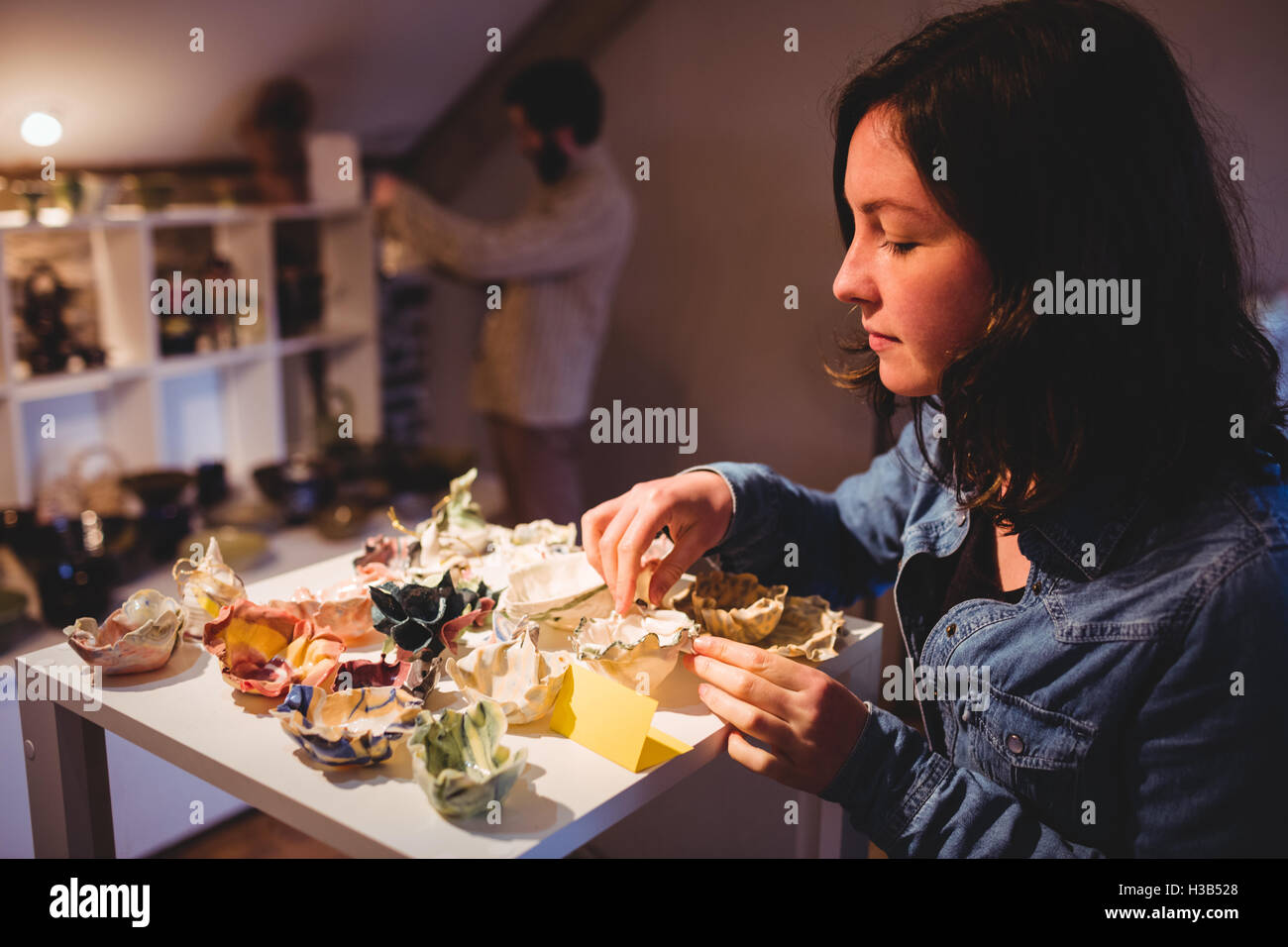 Giovane donna con contenitori in ceramica Foto Stock