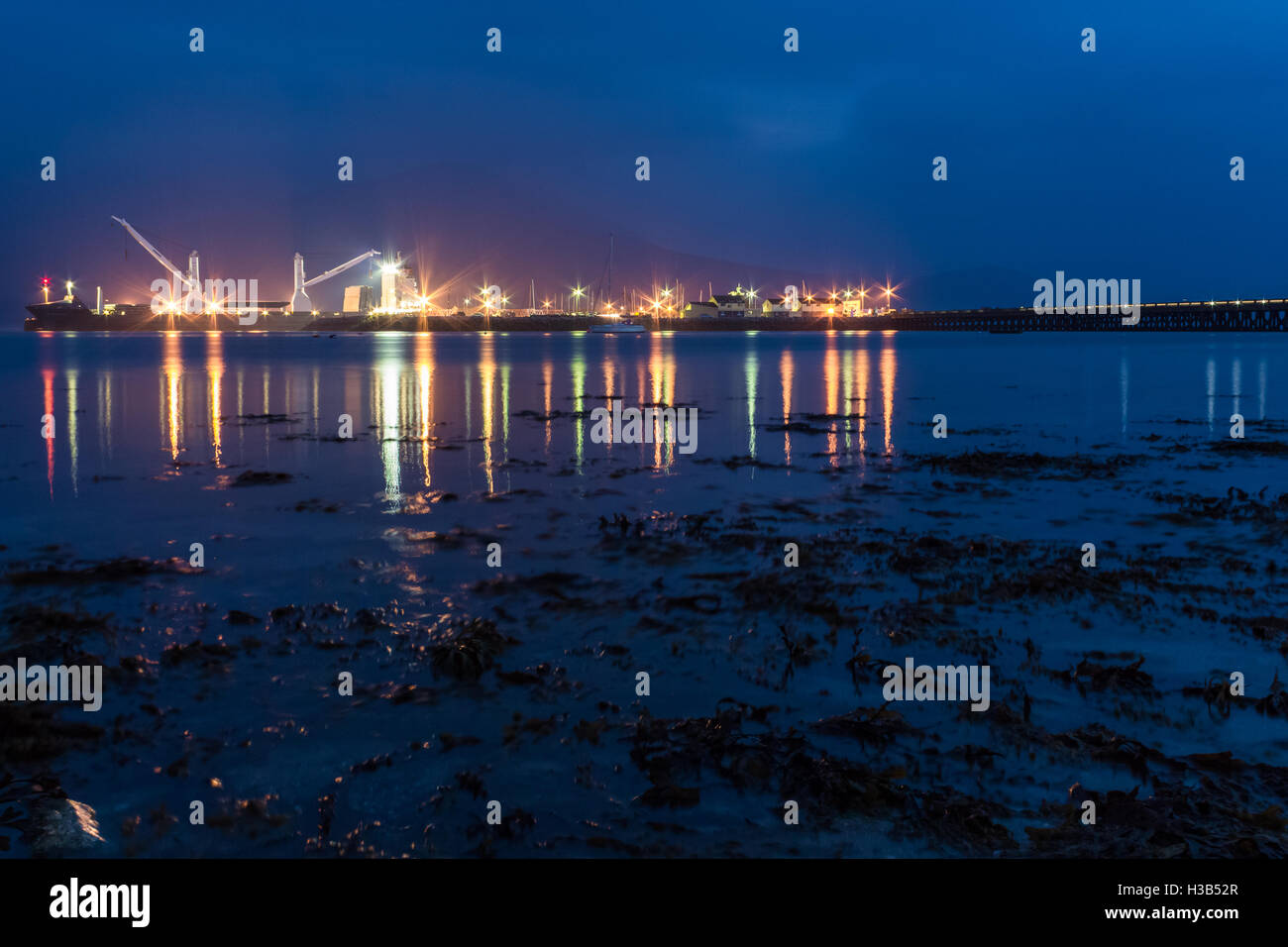 Fenit Pier nella Contea di Kerry, Irlanda su un autunno di notte Foto Stock