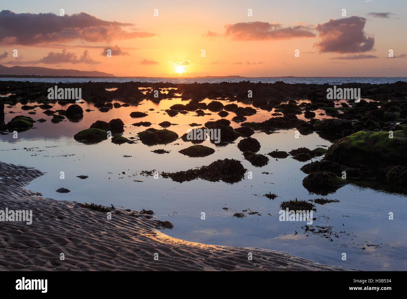 Tramonto sulla spiaggia di Camp sulla penisola di Dingle, nella contea di Kerry, Irlanda Foto Stock