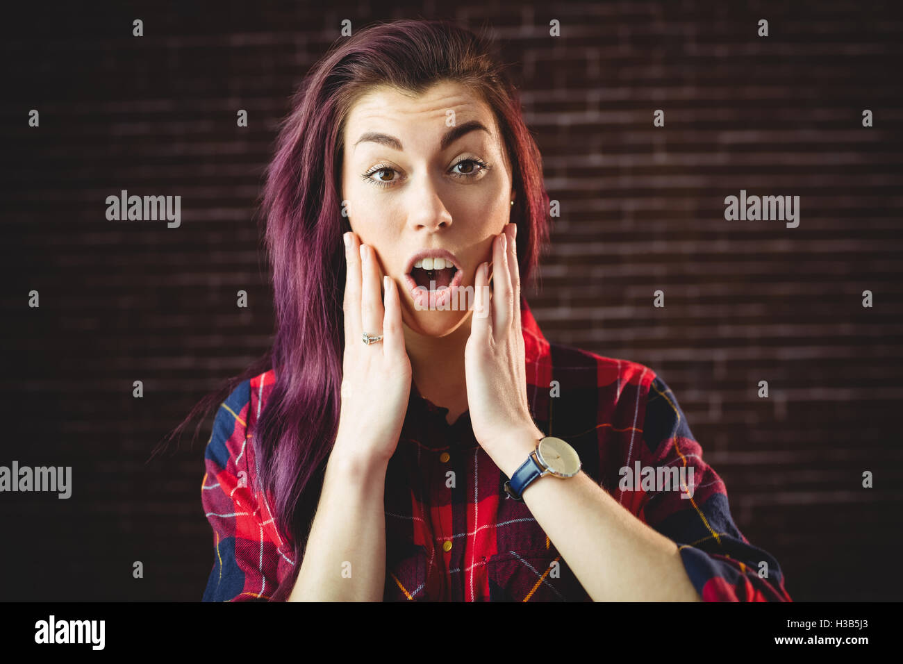 Giovane donna fare una sorpresa espressione facciale Foto Stock
