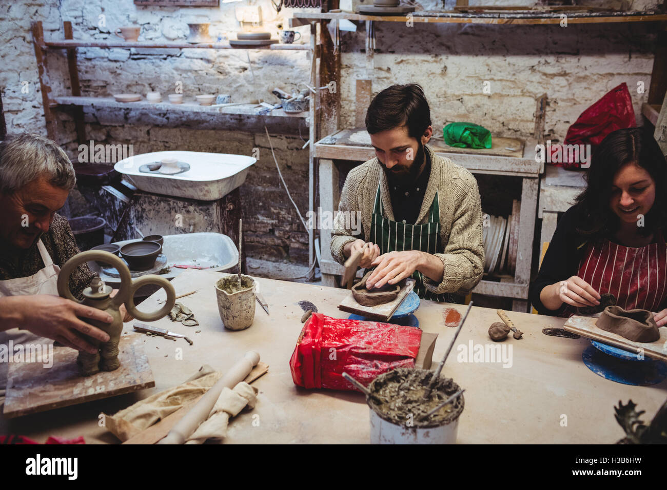 Potters lavorando a tavola Foto Stock