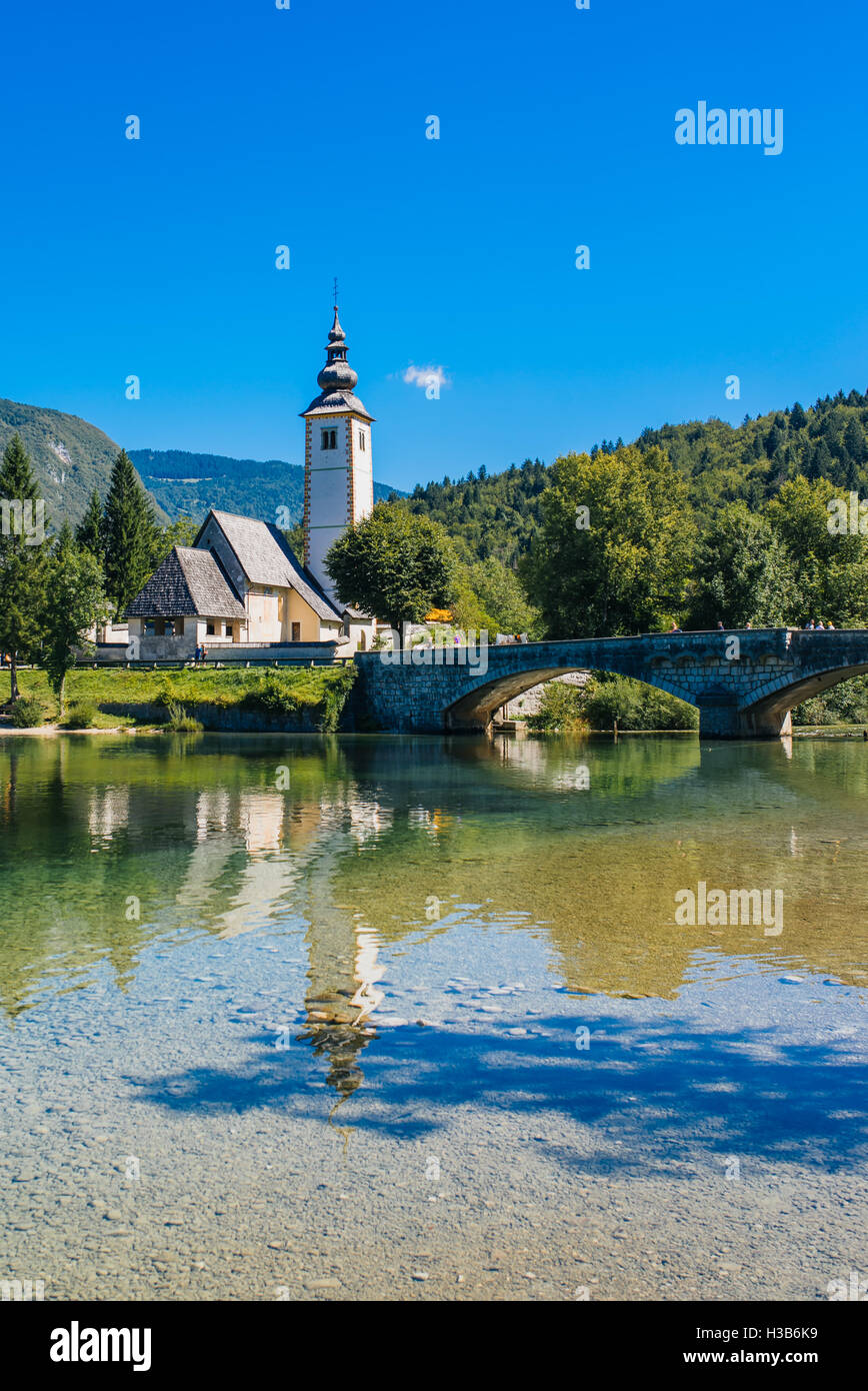 Il LAGO DI BOHINJ, Slovenia - 24 agosto 2016: Chiesa di San Giovanni Battista presso il lago di Bohinj è oltre 700 anni ed è una bella Foto Stock