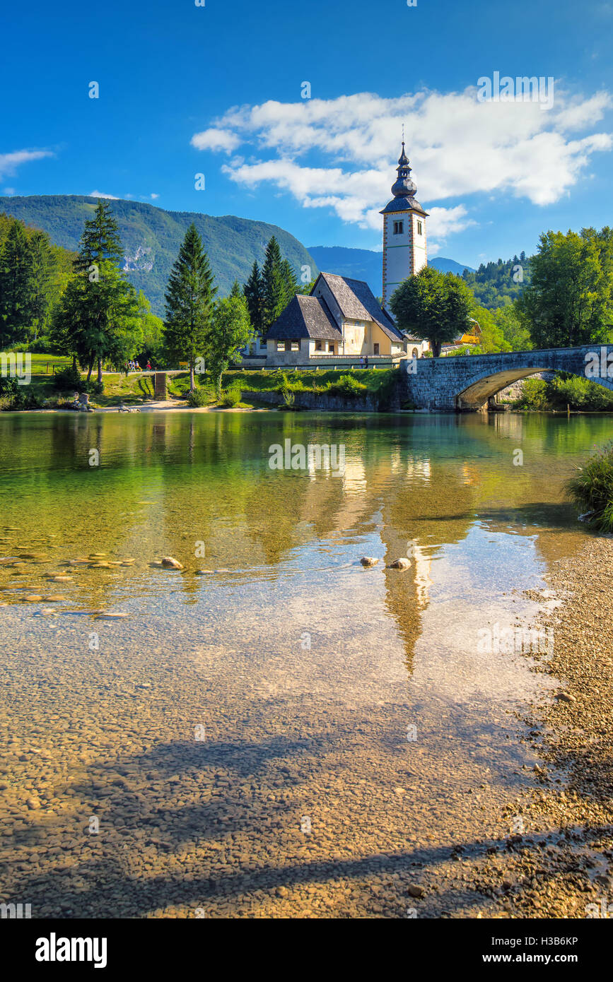 Il LAGO DI BOHINJ, Slovenia - 26 agosto 2016: Chiesa di San Giovanni Battista presso il lago di Bohinj è oltre 700 anni ed è una bella Foto Stock