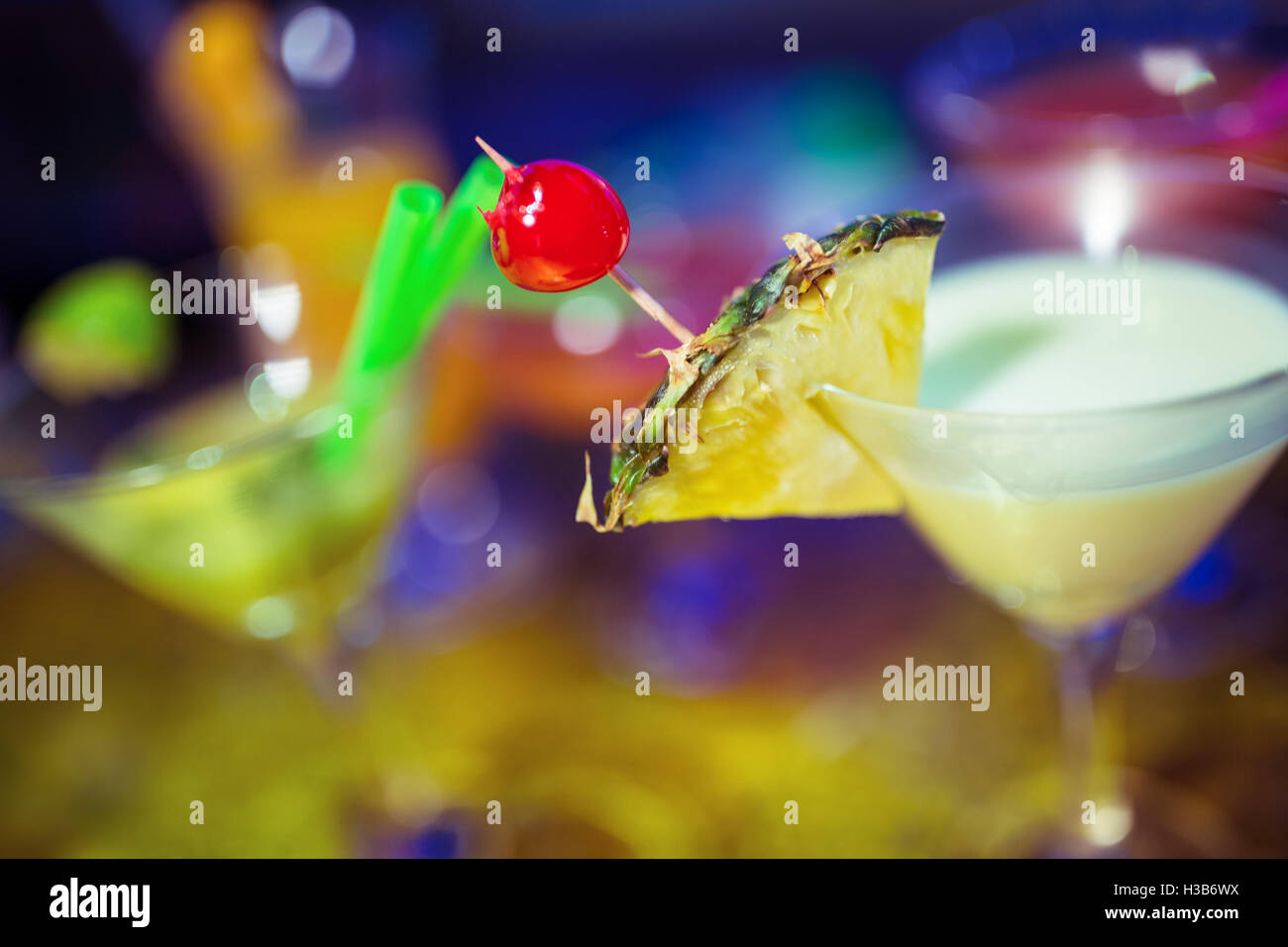 Close-up del bicchiere da cocktail sul contatore Foto Stock