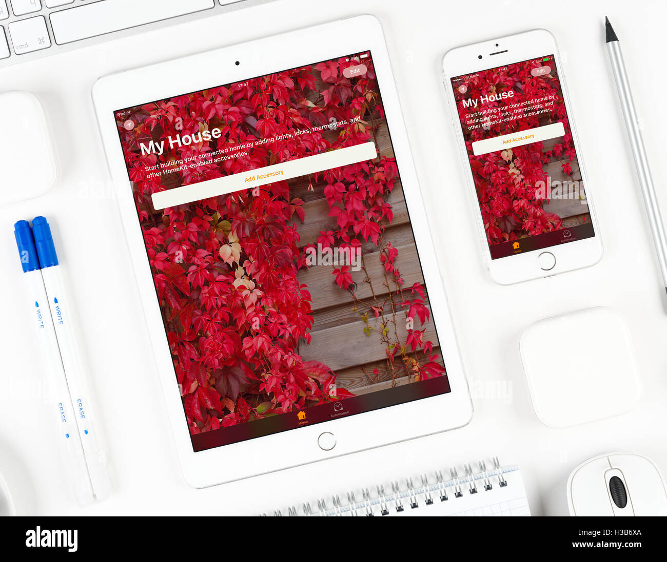 L'applicazione Twitter sul display di iPad e iPhone Foto Stock