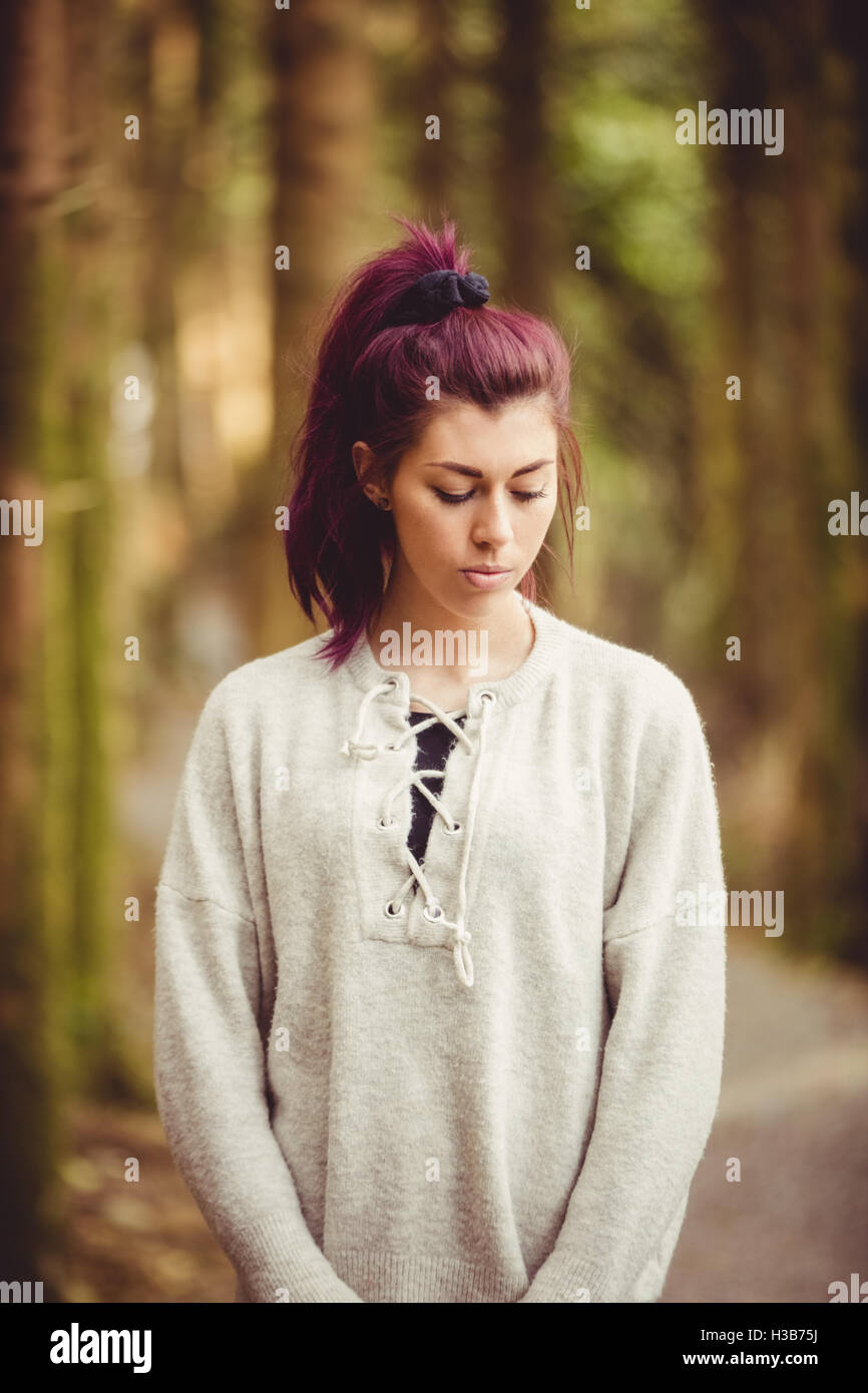 Donna informale in posa Foto Stock