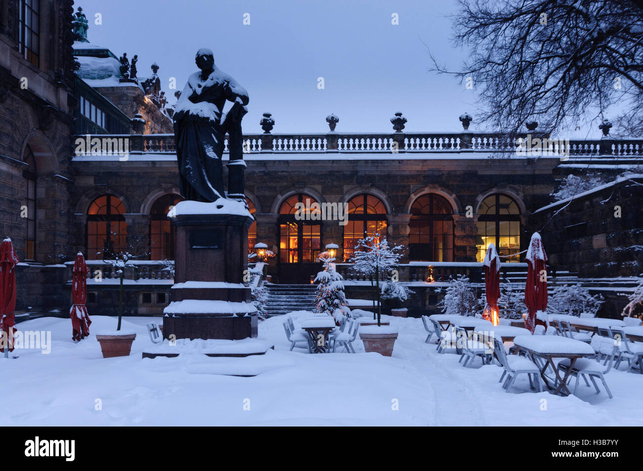 Dresda: Cafe Vecchi Maestri' Art Gallery in the Zwinger nella neve , Sachsen, Sassonia, Germania Foto Stock