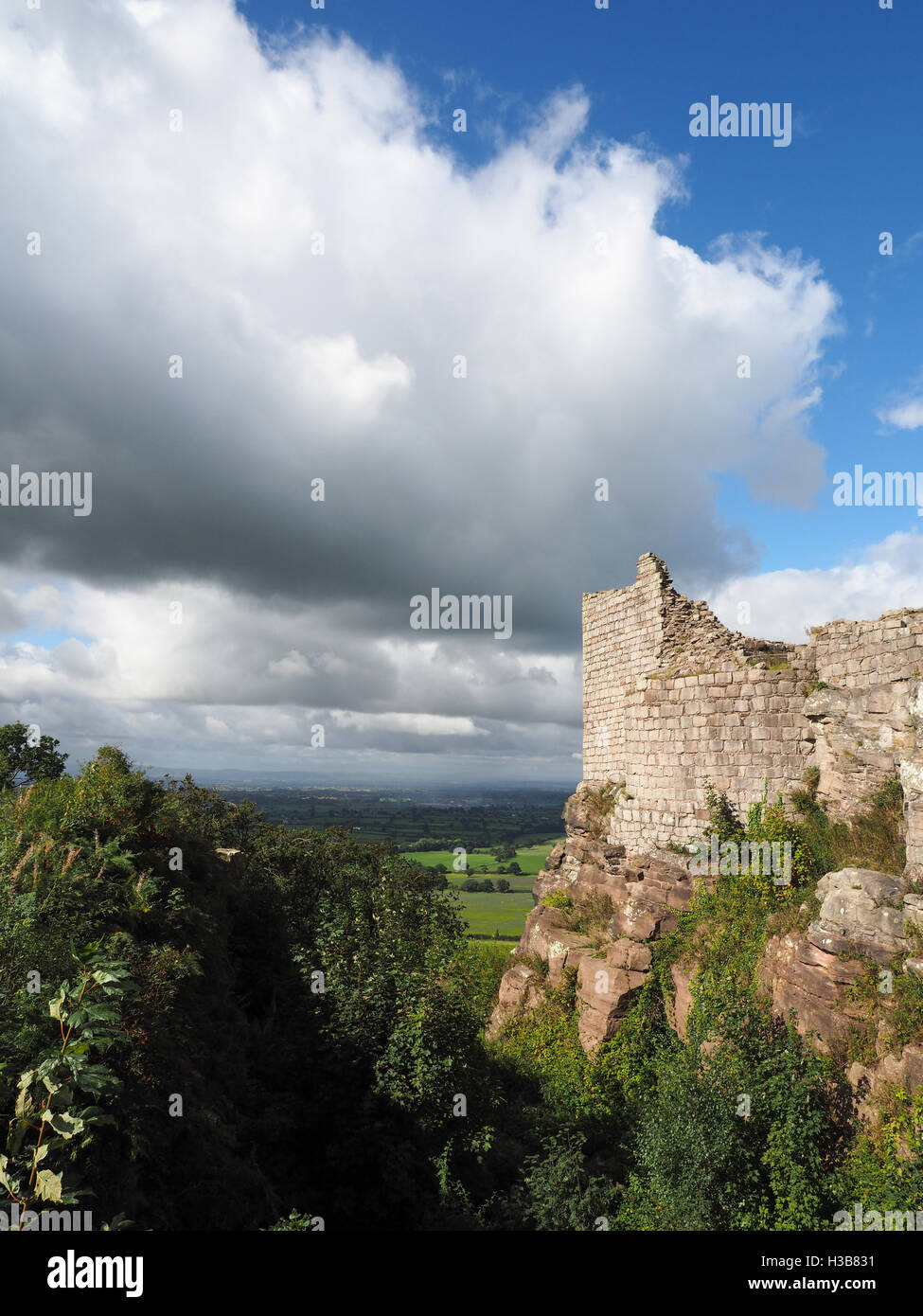 Antiche rovine di Beeston Castle Foto Stock