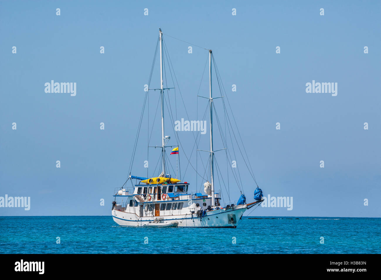 Ecuador Isole Galapagos, motor yacht Cachalote a Isla Santa Maria Floriana Isola Foto Stock
