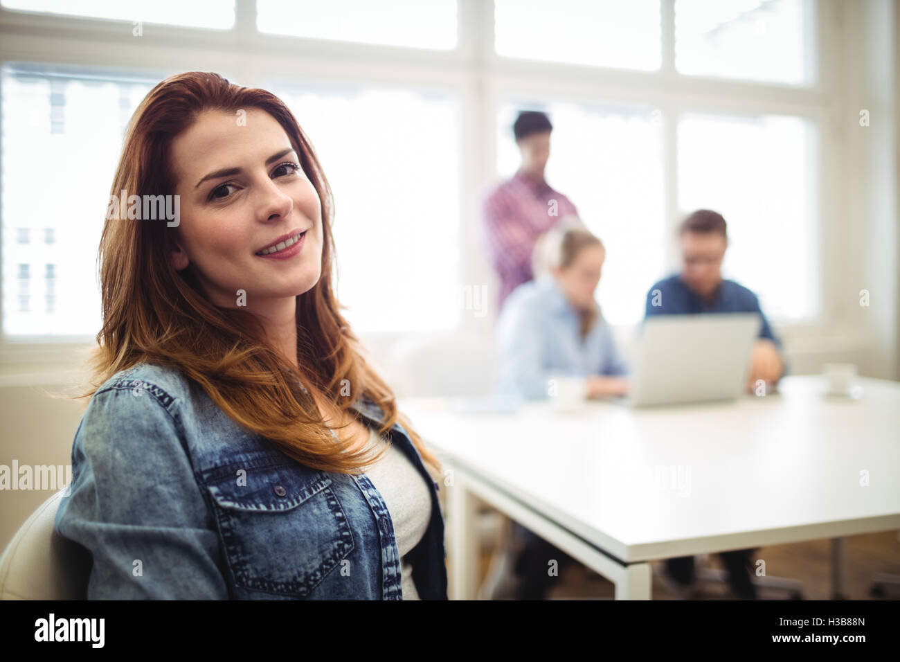Imprenditrice con i colleghi di lavoro nella sala riunioni Foto Stock