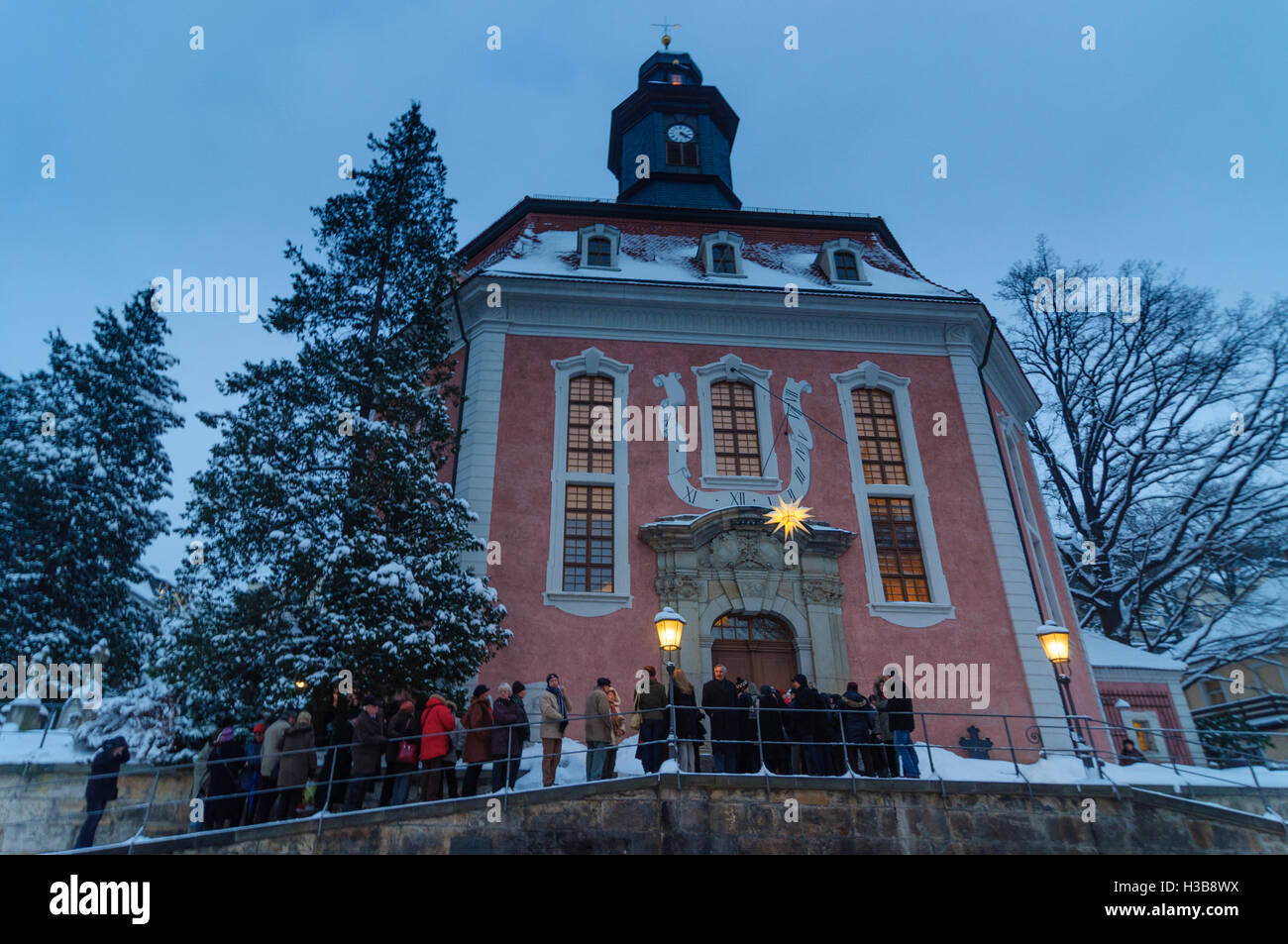 Dresda: le persone sono il rivestimento fino a Natale il servizio nella Chiesa Loschwitz, , Sachsen, Sassonia, Germania Foto Stock