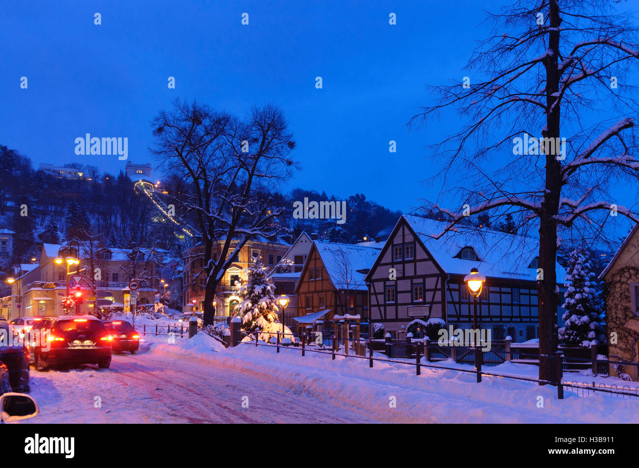 Dresda: Semi-case con travi di legno in Loschwitz nella neve , guardare a monorotaia, , Sachsen, Sassonia, Germania Foto Stock