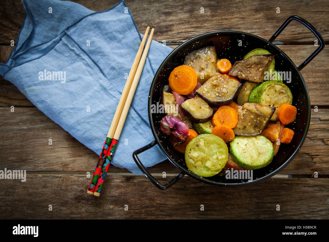 Verdure arrosto sul pot cinese con baguette Foto Stock