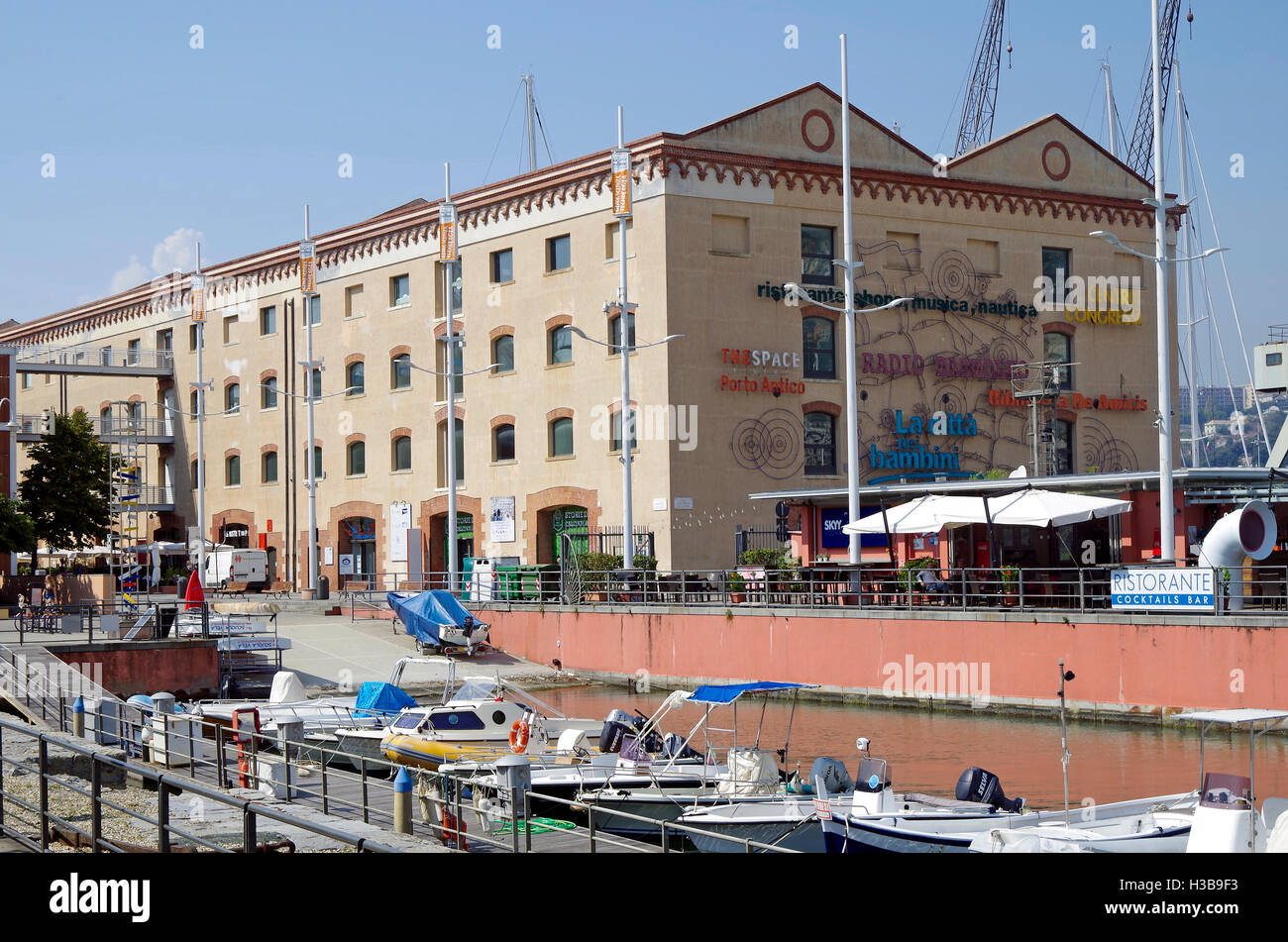 L'ex magazzino di cotone nel Porto Antico zona di Genova, ristrutturato come parte del 1992 Esposizione Internazionale. Foto Stock