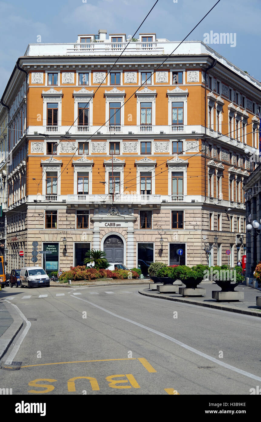 Bella fine del XIX secolo in stile neo-classico edificio di chiudere l'estremità nord della Piazza Giorgio Labò a Genova, Italia Foto Stock