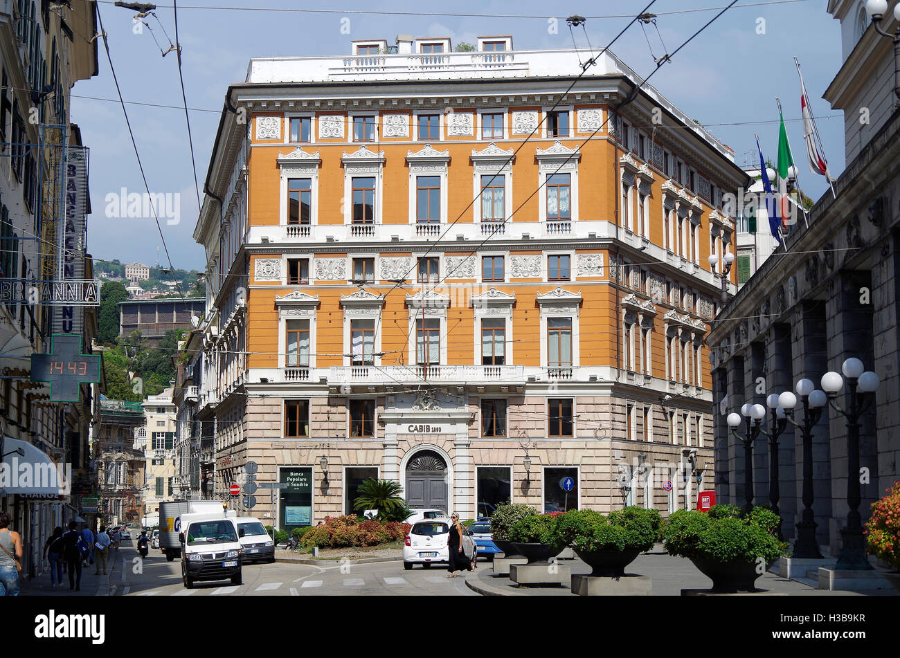 Bella fine del XIX secolo in stile neo-classico edificio di chiudere l'estremità nord della Piazza Giorgio Labò a Genova, Italia Foto Stock