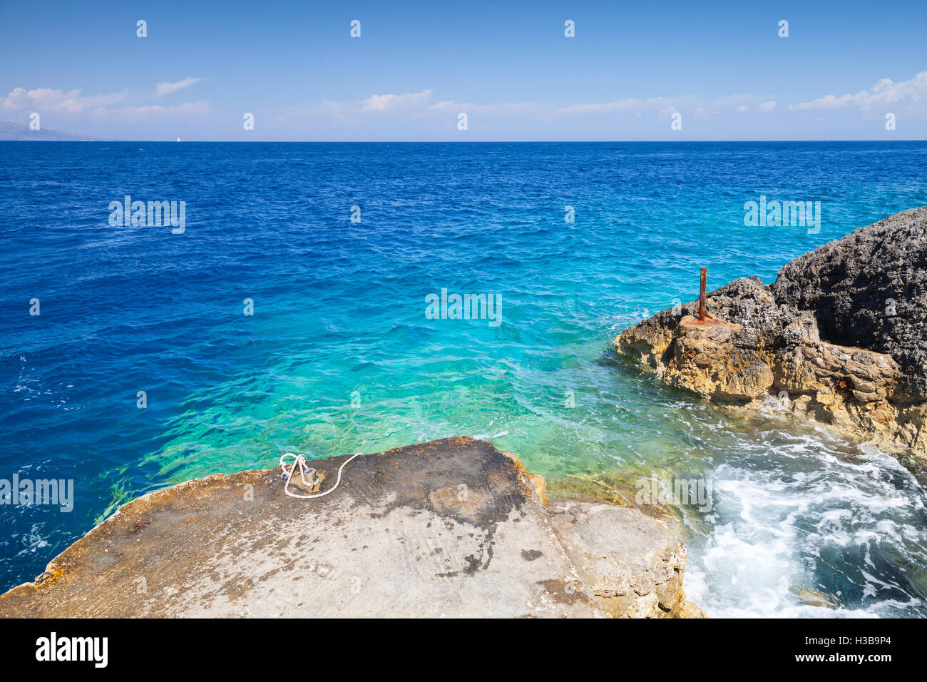 Seascape con rocce costiere dell'isola greca di Zante nel Mar Ionio Foto Stock