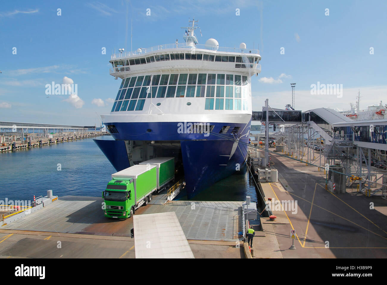 Grande traghetto con verde, carrello per il trasporto Foto Stock