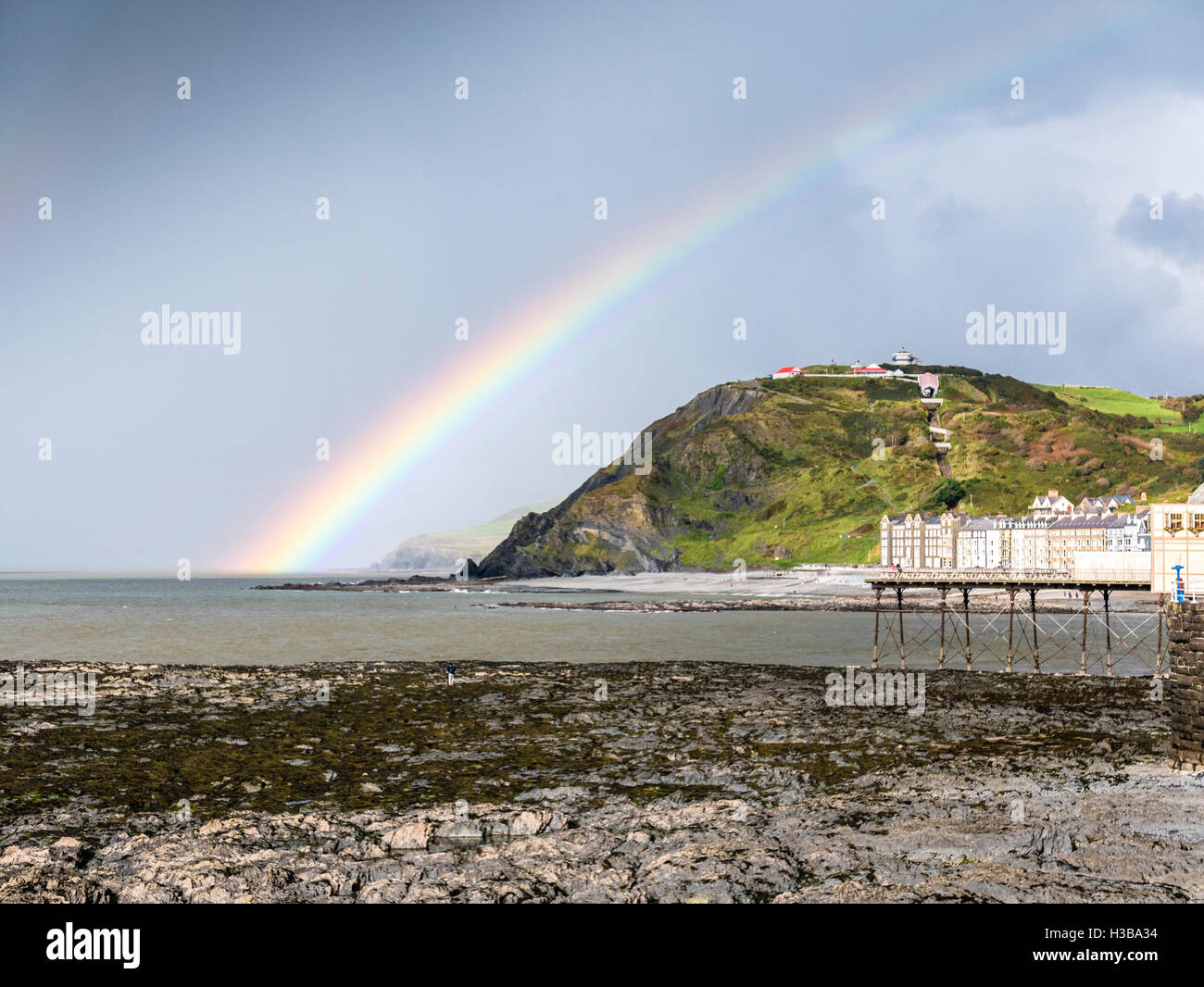 Doppio arcobaleno su Abersytwyth in Galles, Regno Unito Foto Stock