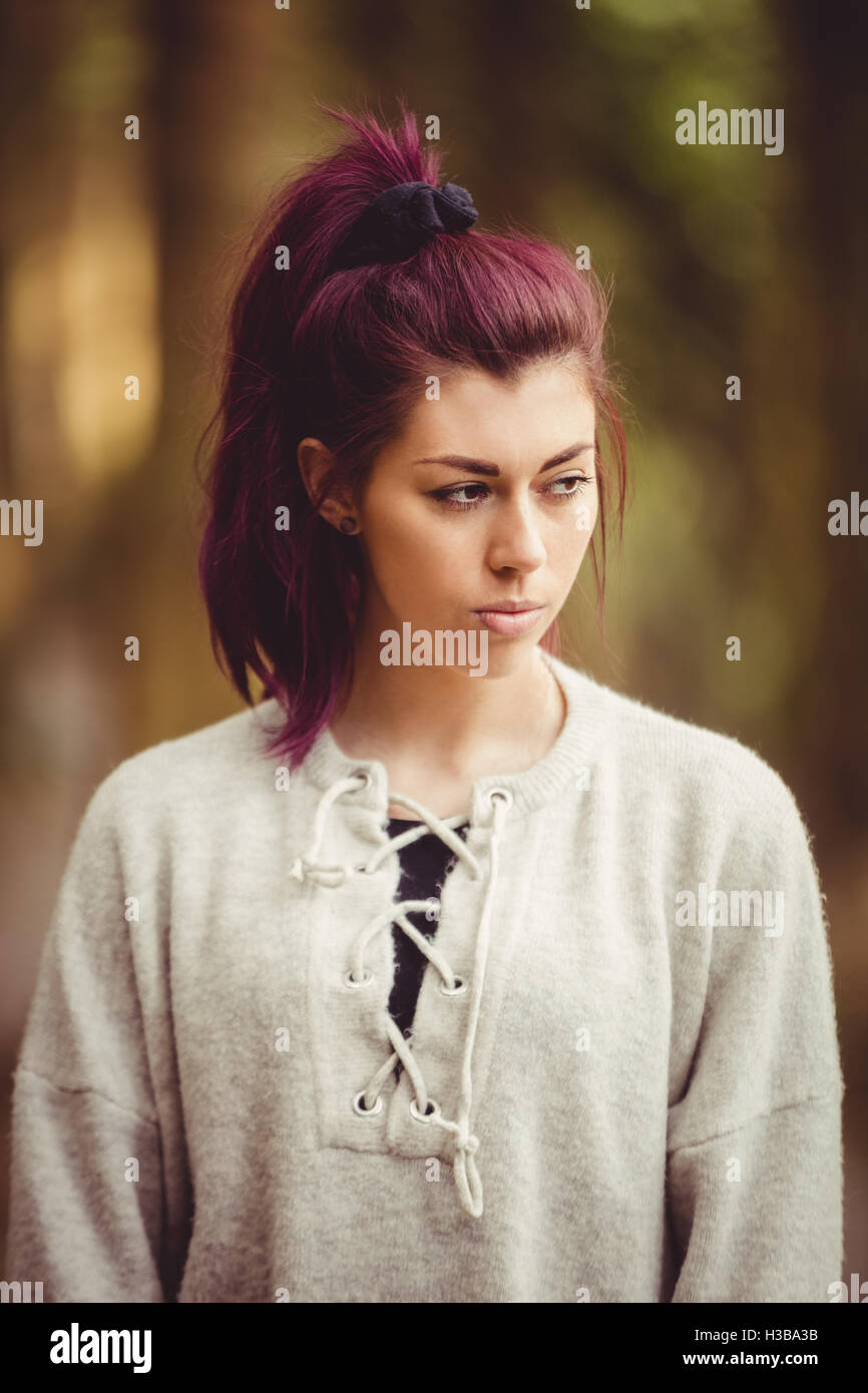 Donna informale in posa Foto Stock