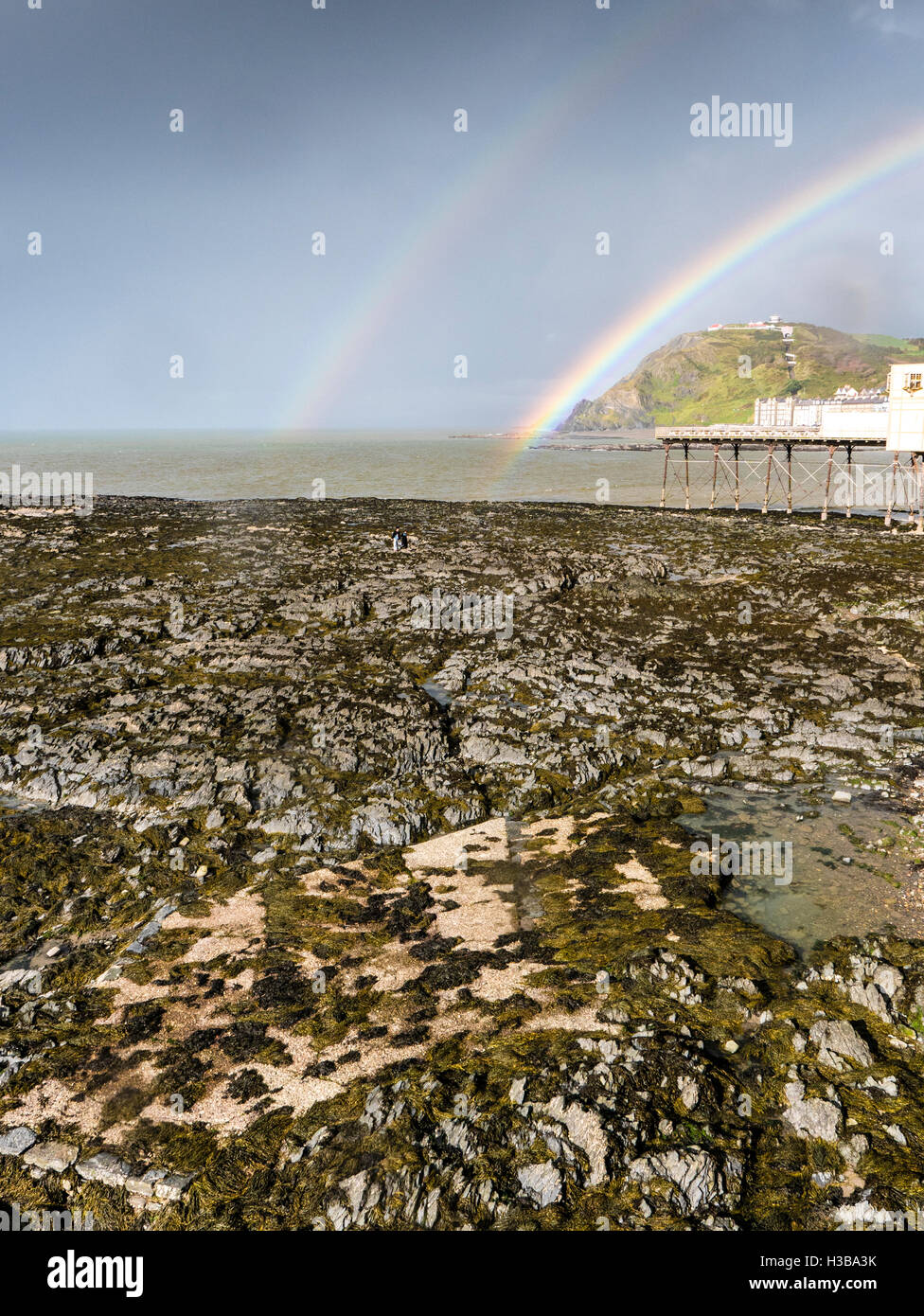 Doppio arcobaleno su Abersytwyth in Galles, Regno Unito Foto Stock