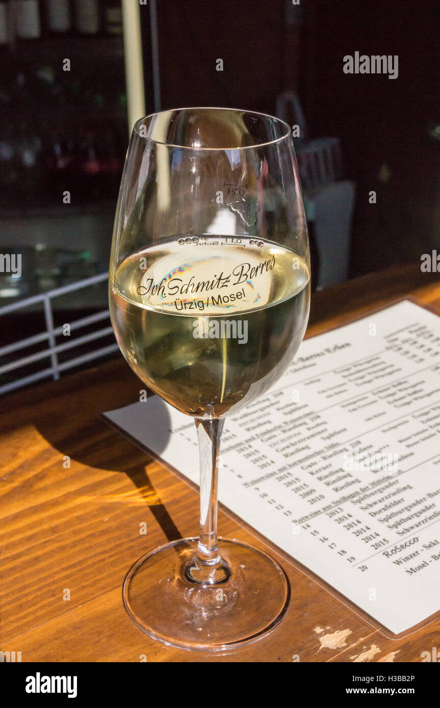 Un bicchiere di Riesling vino bianco dalla C.H. Berres, Ürzig, la valle di Mosel, Renania-Palatinato, Germania Foto Stock