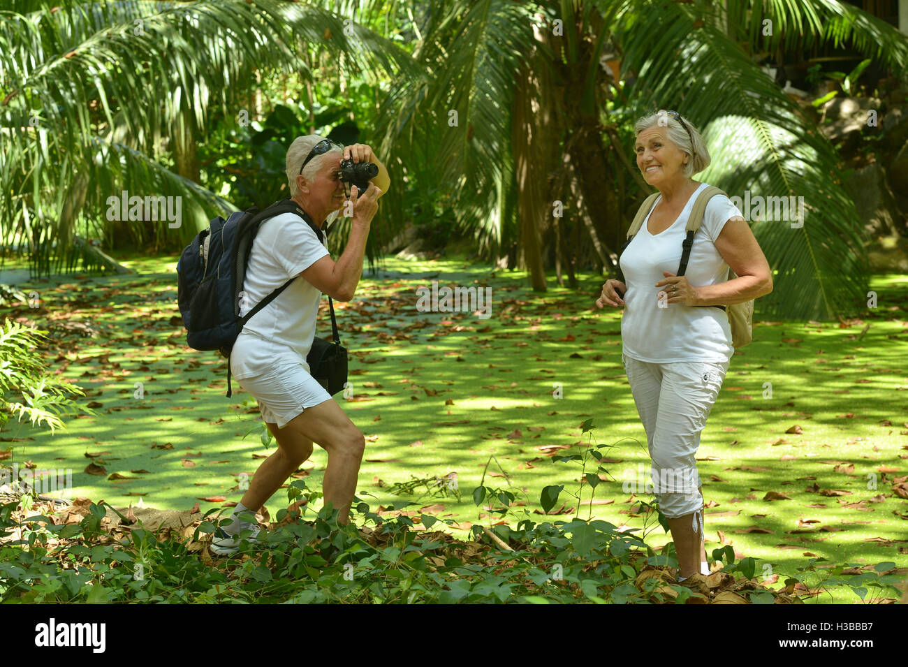 Coppia di anziani riposo a resort tropicale Foto Stock