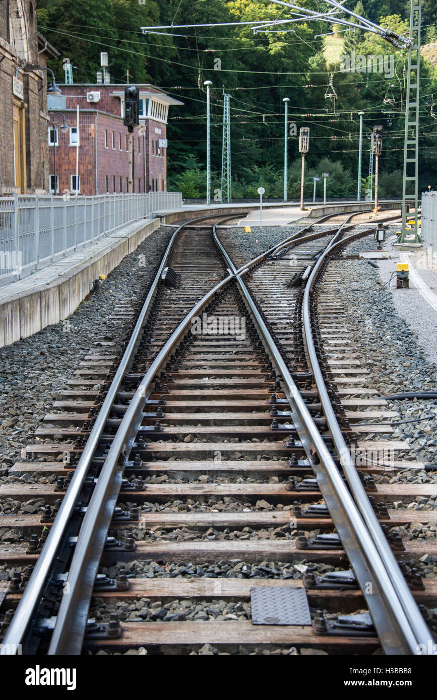 Vecchia ferrovia di metallo con cambio in Germania con la stazione rubeland Foto Stock