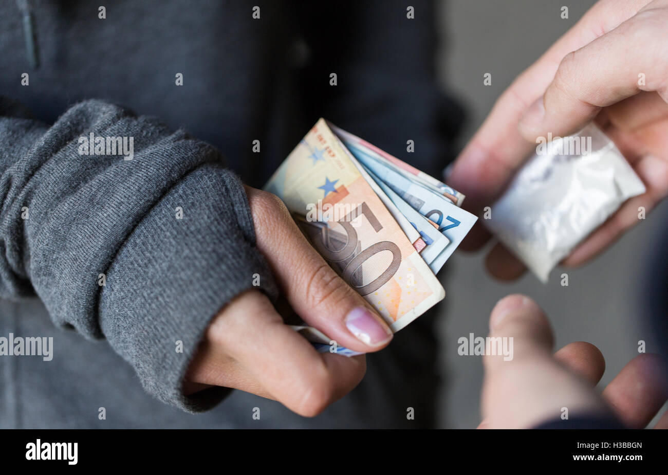 Close up addict acquisto di dose dal concessionario di farmaco Foto Stock