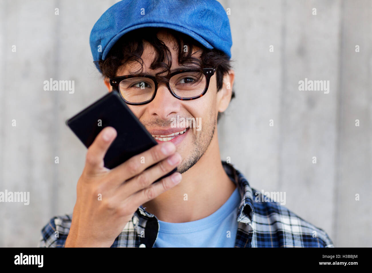 L'uomo utilizzando i comandi vocali o la chiamata sullo smartphone Foto Stock
