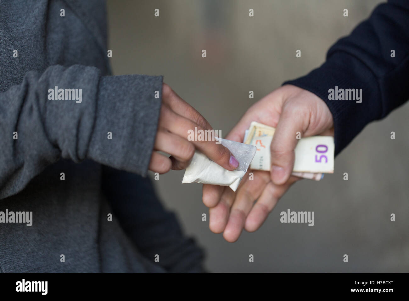 Close up addict acquisto di dose dal concessionario di farmaco Foto Stock