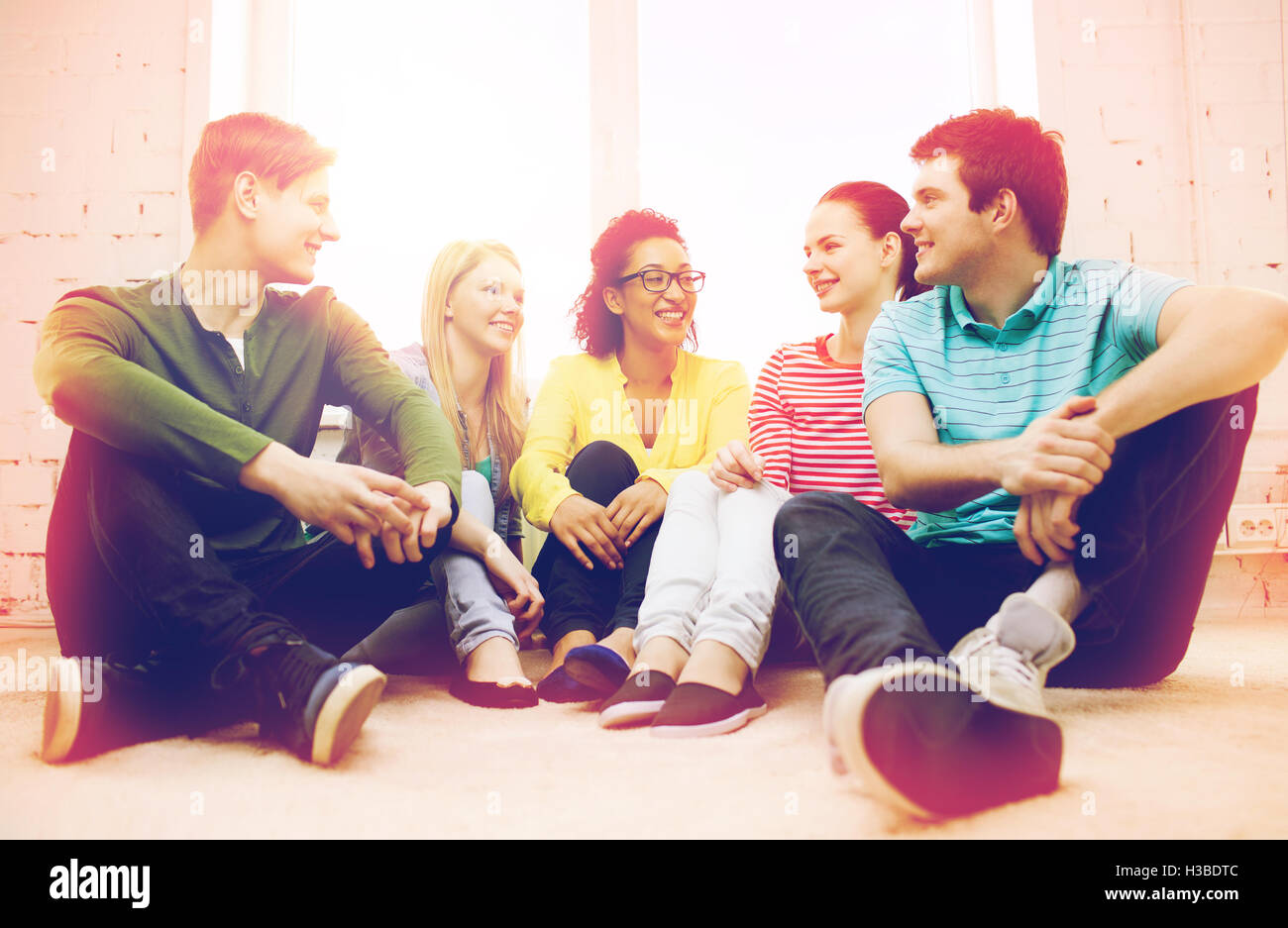 Cinque adolescenti sorridente avendo divertimento a casa Foto Stock