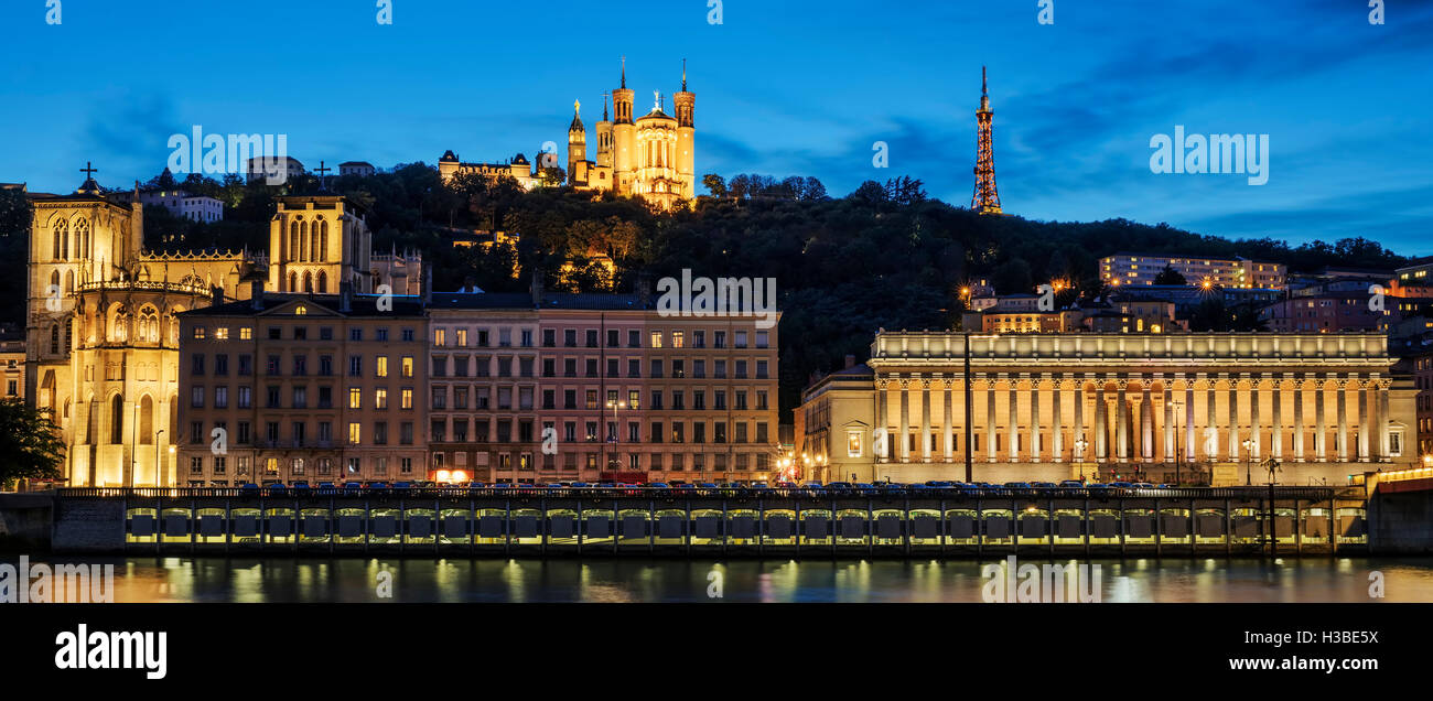 Notte vista sul fiume Saona alla cattedrale di Fourviere in città di Lione. Foto Stock