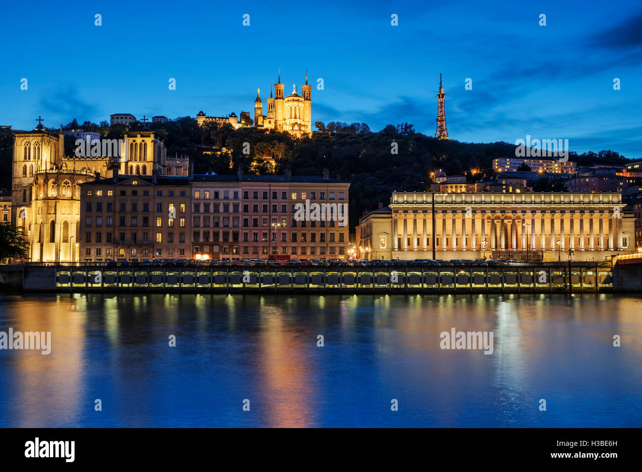 Notte vista sul fiume Saona alla cattedrale di Fourviere in città di Lione. Foto Stock