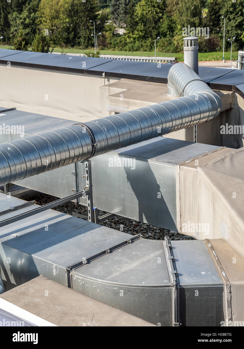 Installazione di acciaio aria condizionata tubi del condotto sull'edificio industriale roof top Foto Stock