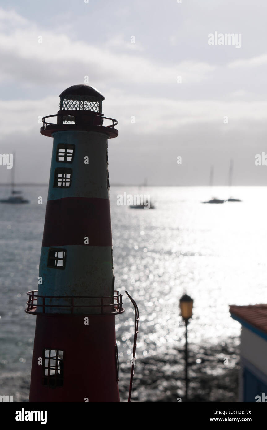 Fuerteventura Isole Canarie, Nord Africa, Spagna: faro decorativo su una finestra in Corralejo con vista sulla piccola isola di Lobos Foto Stock