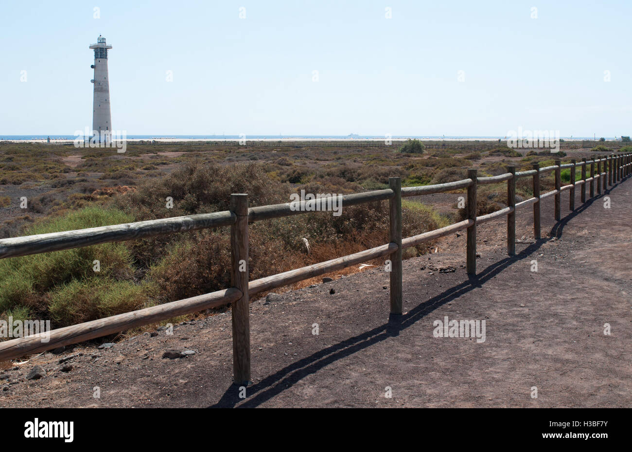 Fuerteventura Isole Canarie: una staccionata di legno e il Morro Jable faro, aperto nel 1991 a bordo della spiaggia vicino alla città di Morro Jable Foto Stock