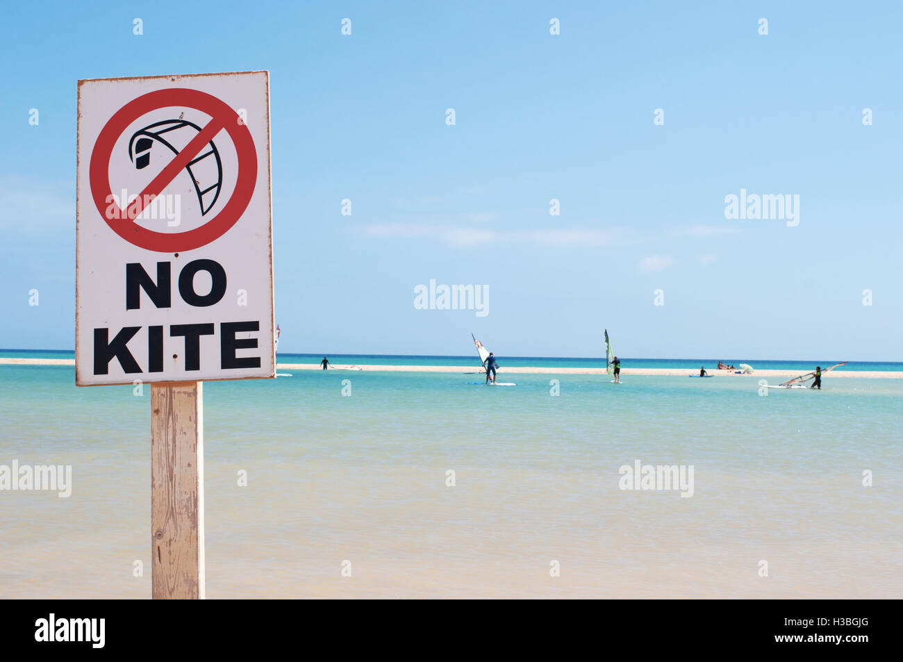 Fuerteventura, Spagna: no kite surf segno, kitesurf di divieto e la laguna della spiaggia di Playa de Jandía, uno dei più famosi dell'isola Foto Stock