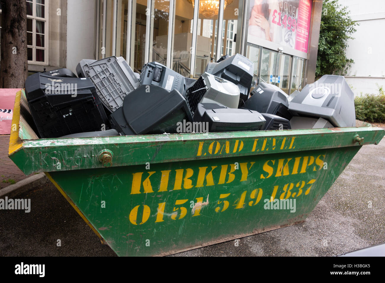 Un Skip over piena di scartare un tubo a raggi catodici dei monitor CRT. Questi monitor sono ormai obsoleti e verrà scartata Foto Stock