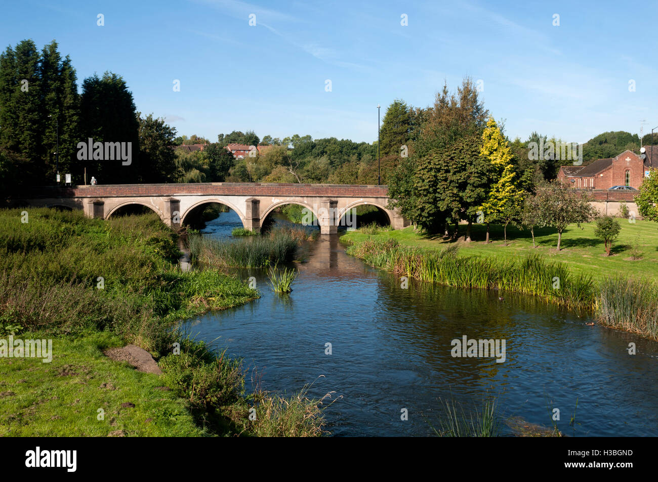 Fiume Anker e ponte, Bushmills, Warwickshire, Inghilterra, Regno Unito Foto Stock