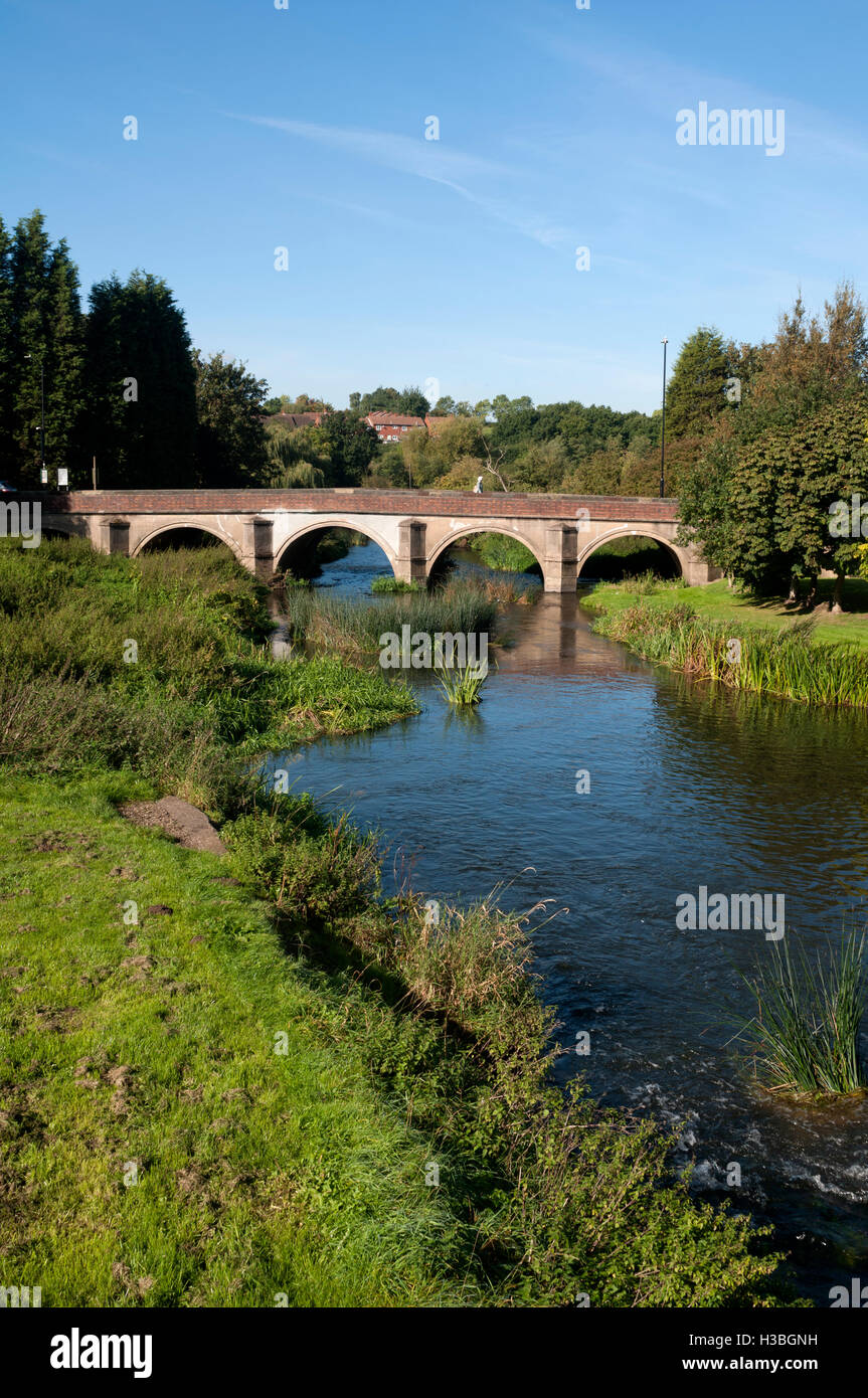 Fiume Anker e ponte, Bushmills, Warwickshire, Inghilterra, Regno Unito Foto Stock