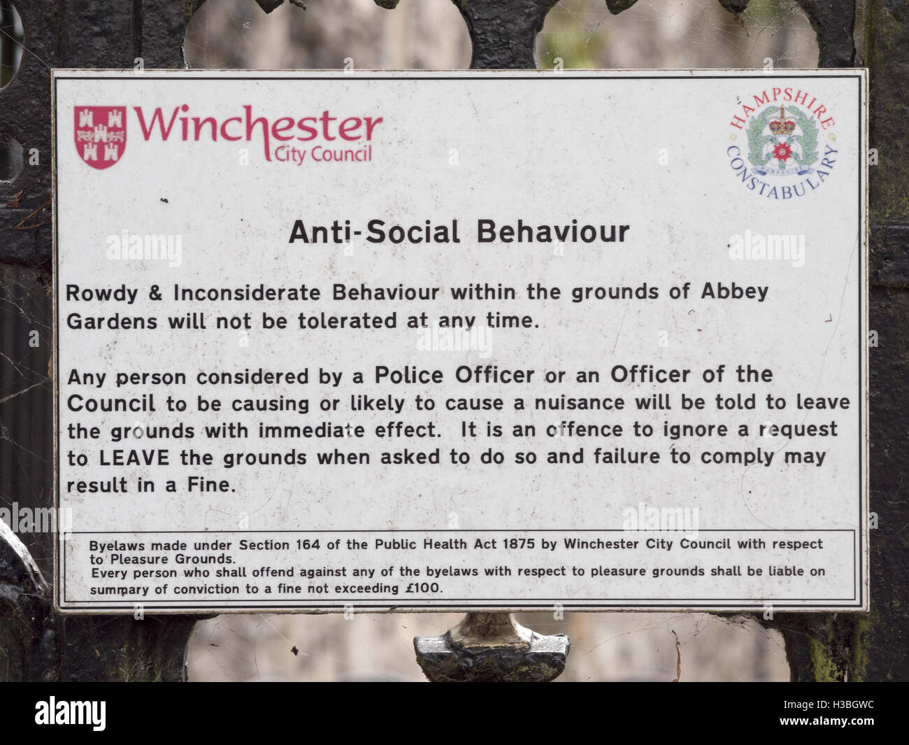 Anti comportamento sociale segno di avvertimento ad Abbey Gardens, Winchester, Hampshire, Inghilterra, Regno Unito Foto Stock Anti comportamento sociale segno di avvertimento ad Abbey Gardens, Winchester, Hampshire, Inghilterra, Regno Unito Foto Stock