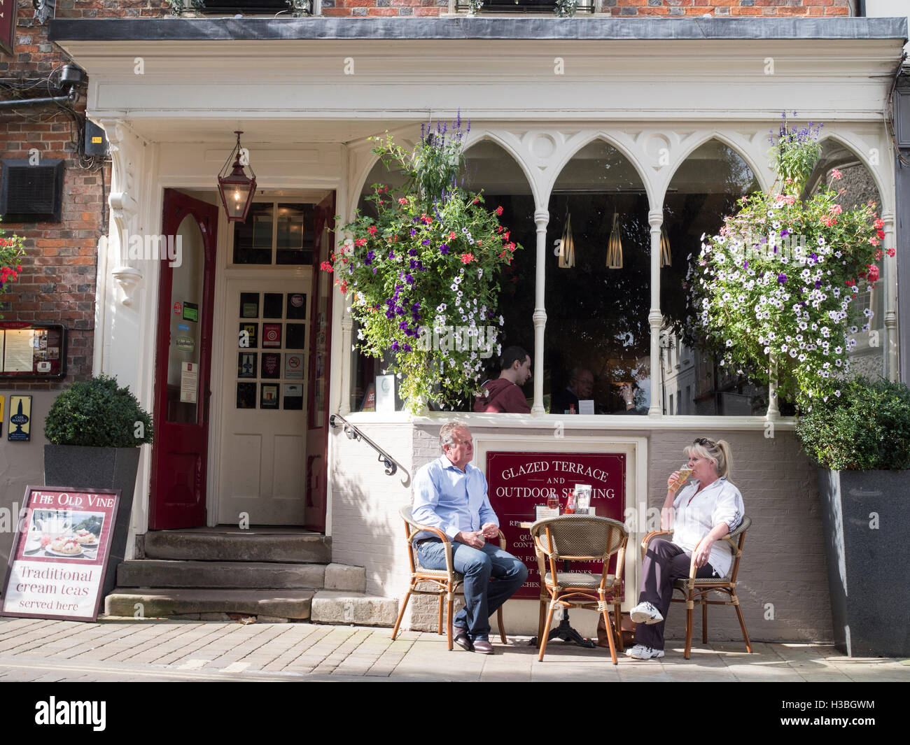 Il caffè di mattina in piazza, Winchester City, Hampshire, Inghilterra, Regno Unito. Foto Stock