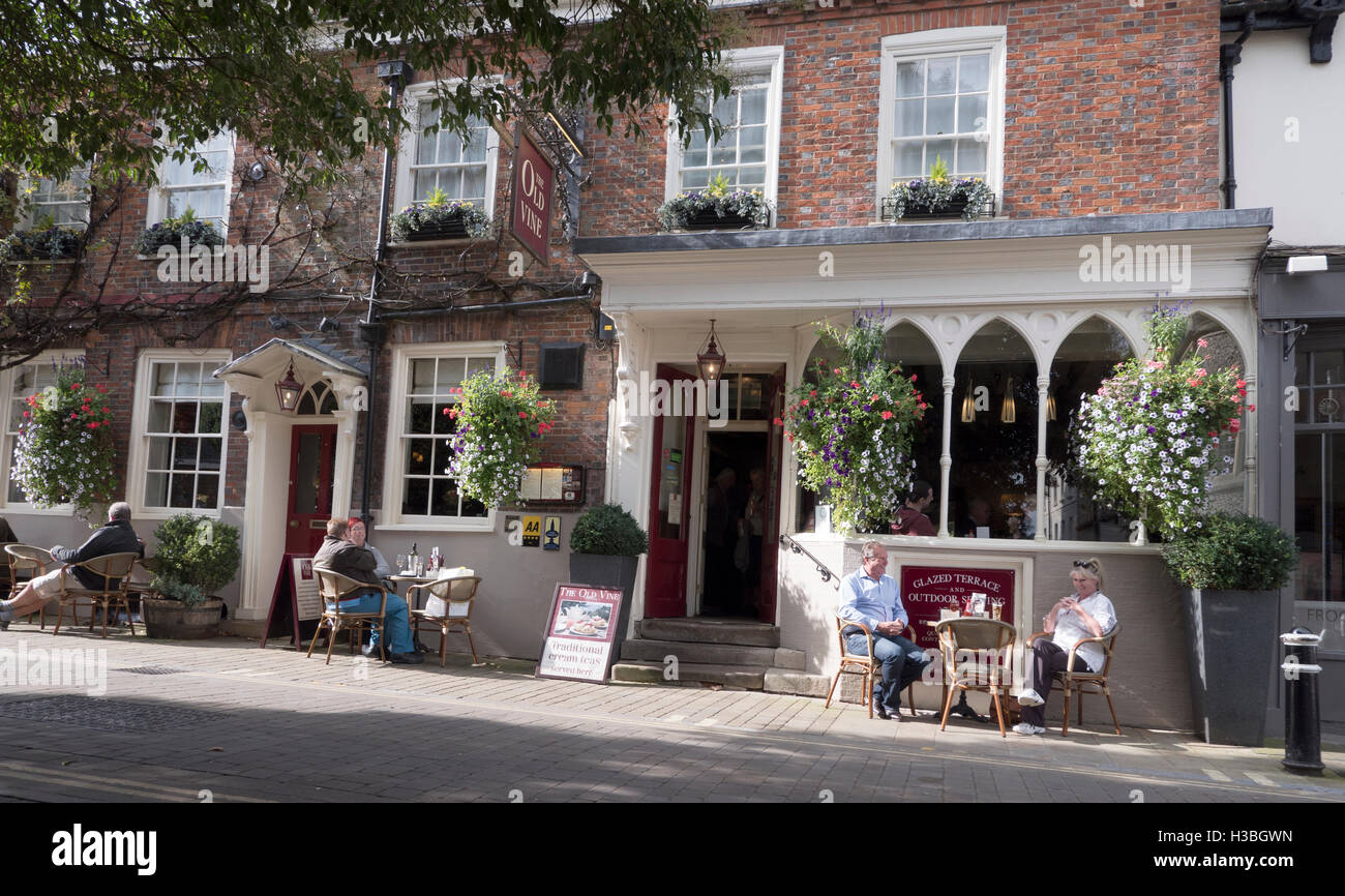 Il caffè di mattina in piazza, Winchester City, Hampshire, Inghilterra, Regno Unito. Foto Stock