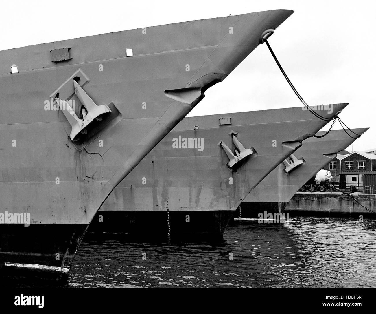 AJAXNETPHOTO. 22nd, 2003. PORTSMOUTH, Inghilterra. - Fregate ridondante - tipo 22 ROYAL NAVY fregate prevista fino in attesa di smaltimento. Foto:JONATHAN EASTLAND/AJAX REF:TC4298BW 5 2A Foto Stock