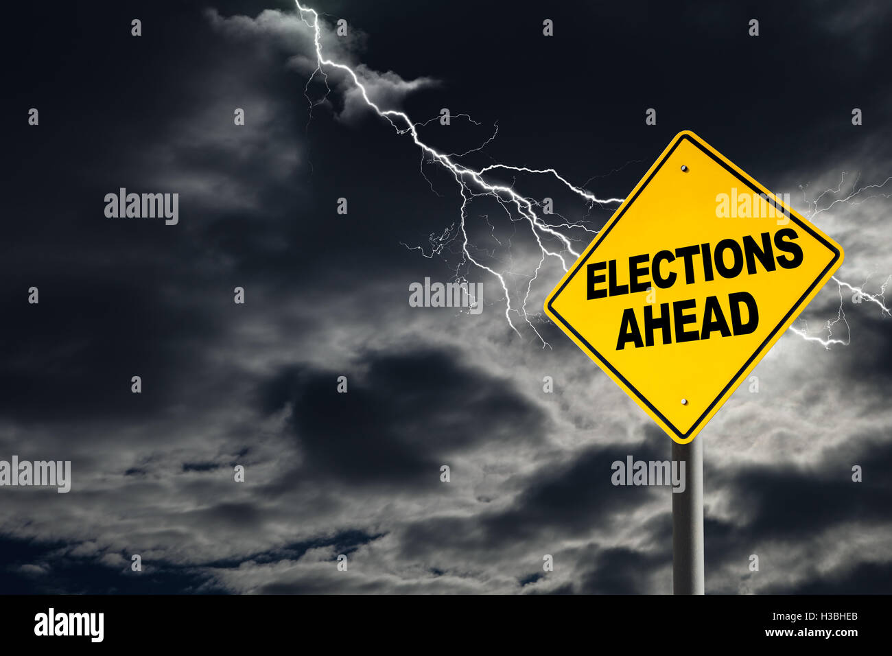 Alle elezioni anticipate cartello stradale contro un oscuro, nuvoloso e cielo tonante. Concetto di tempesta politica in amara combattuta elezioni. Foto Stock