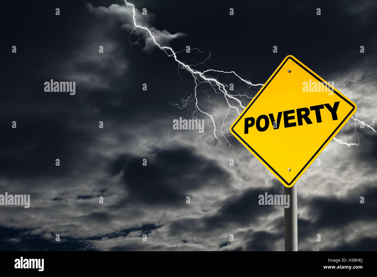 La povertà segno di avvertimento contro un oscuro, nuvoloso e cielo tonante. Concetto di povertà senza soluzioni. Foto Stock