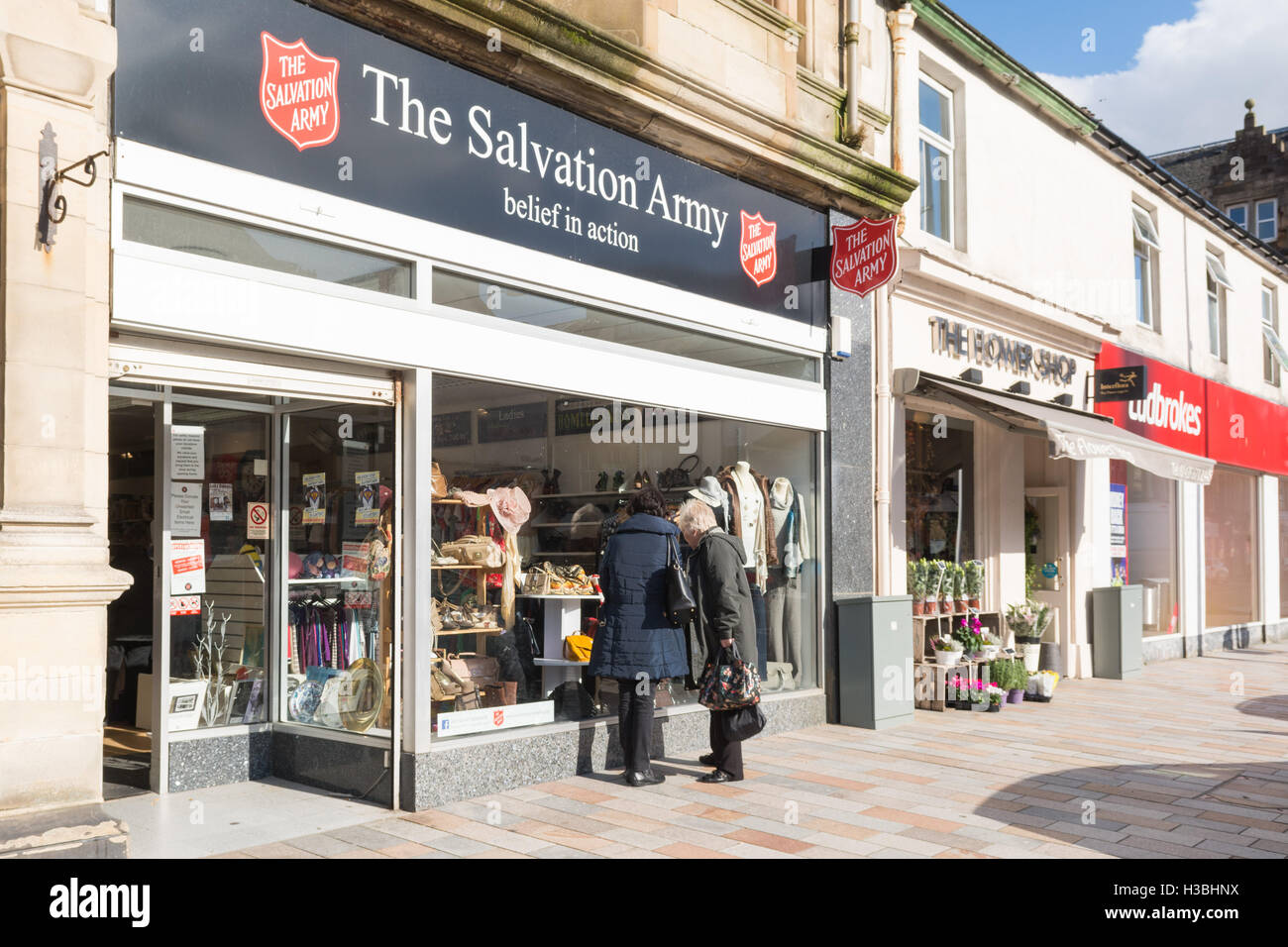 L'Esercito della Salvezza - due donne guardando la finestra di visualizzazione in un Esercito della salvezza la carità shop a Helensburgh, Scotland, Regno Unito Foto Stock